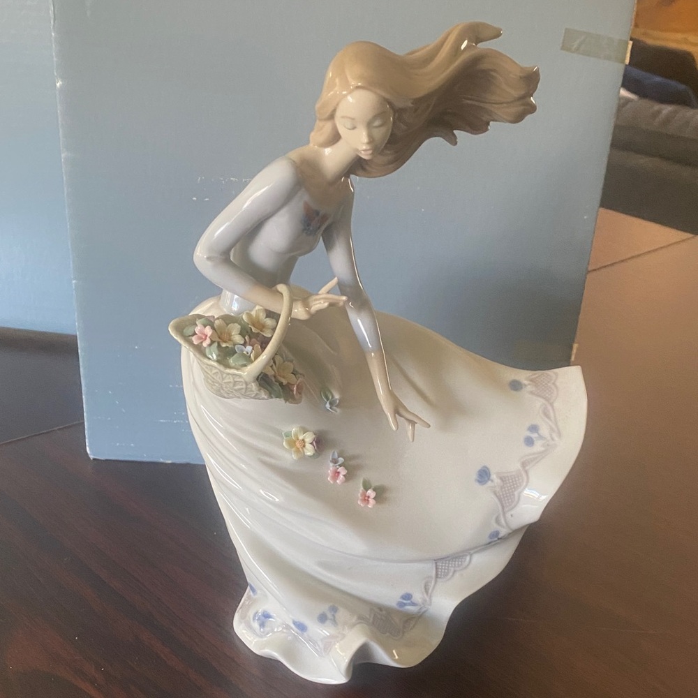 Lladro - as new - Elegant Porcelain Lady Figurine with Floral Basket